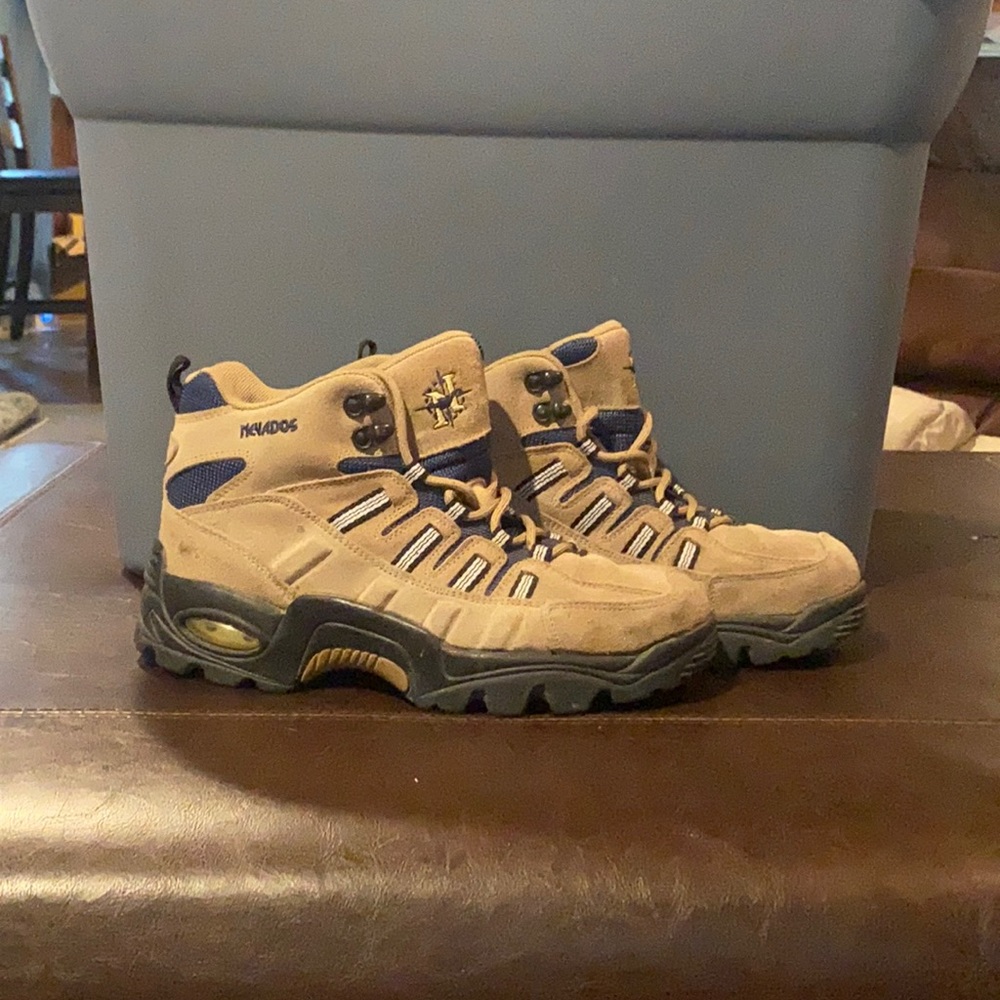 Nevados women’s boots Size 8.5